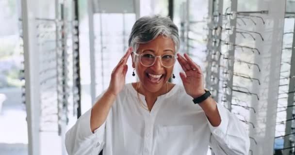 Окуляри Покупки Збуджена Старша Жінка Стикаються Перевіркою Оптометром Аналізом Очей — стокове відео