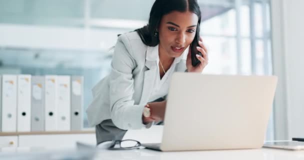 Telefone Chamada Laptop Mulher Indiana Negócios Escritório Para Planejamento Discussão — Vídeo de Stock