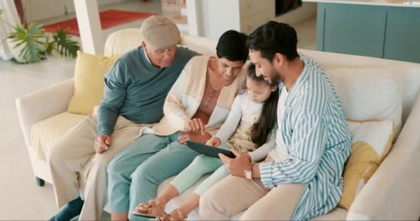 Rahatla Tablet Internetteki Büyük Aile Kanepede Sosyal Medya Mutluluk Için — Stok video