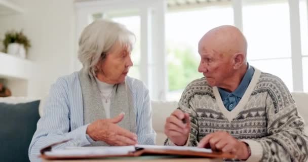 老年夫妇 协议和签署在退休 合同和文书工作或文件 老年人 未来的对话或交流 规划和投资于家里的沙发 — 图库视频影像