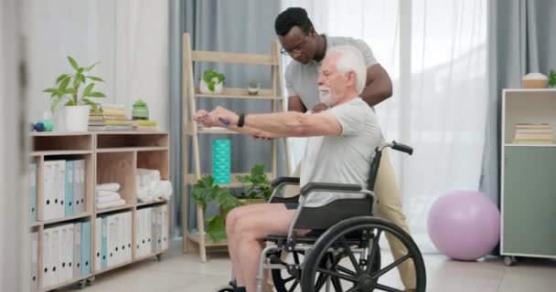 轮椅男 理疗和伸展带在肌肉康复 脊医评估或帮助方面的应用 康复诊所的物理治疗 医疗锻炼或老年残疾患者 — 图库视频影像