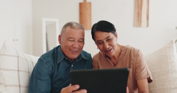 Senior Par Tablet Video Opkald Med Kys Lykke Limning Online – Stock-video