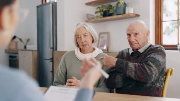 財務アドバイザー シニアカップル 家庭会議 住宅ローン 資産管理 債務アドバイスのための書類 年金チェックリストの高齢者クライアントとのコンサルティング — ストック動画