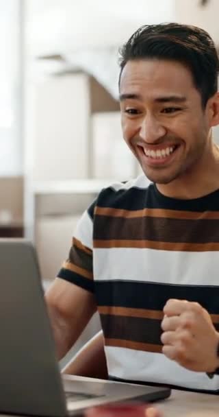 Glücklicher Asiatischer Mann Laptop Und Faustpumpe Zum Gewinnen Promotion Oder — Stockvideo