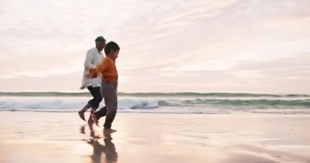 Plaj Mutlu Büyükannem Denizde Çocuğuyla Koşuyor Tatil Açık Hava Tatili — Stok video