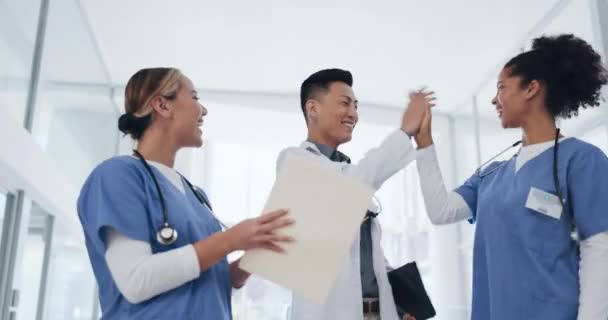 Medici Infermieri Batti Cinque Nella Celebrazione Dell Ospedale Nel Successo — Video Stock