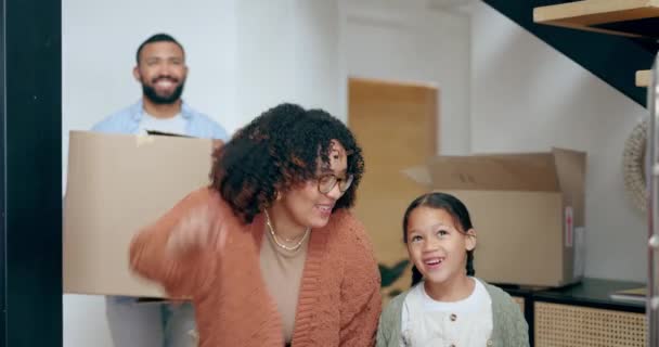 Szczęśliwa Rodzina Pudełko Wprowadzenie Się Nowego Domu Dla Nieruchomości Nieruchomości — Wideo stockowe