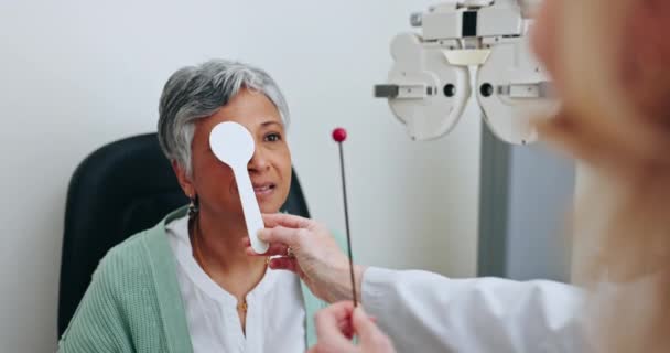 Exame Ocular Paciente Optometrista Visão Cobertura Mulher Para Serviço Óptico — Vídeo de Stock