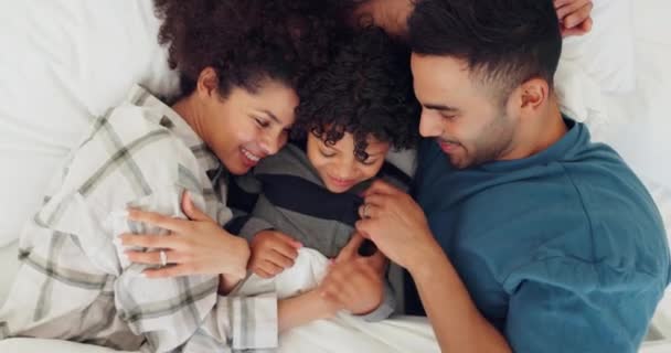 Οικογένεια Χαμόγελο Και Χαλάρωση Στο Κρεβάτι Αγκαλιά Και Δέσιμο Στο — Αρχείο Βίντεο