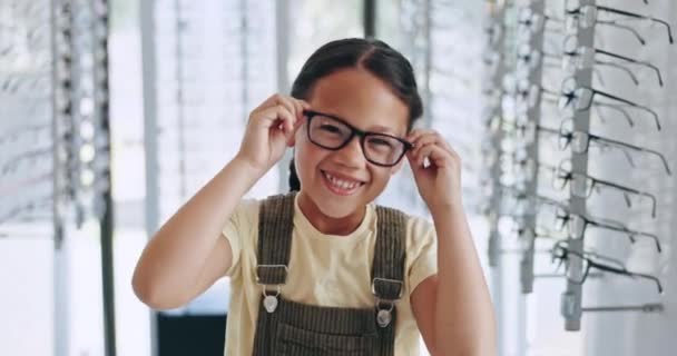 Dzieciak Szczęśliwa Dziewczyna Zakupy Okularów Pielęgnacji Oczu Wzroku Lub Zdrowia — Wideo stockowe