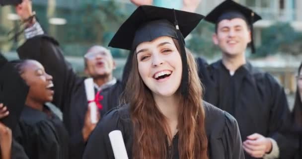 証明書の卒業 学生のお祝いまたは学位の達成のための大学による肖像画 女性または友人 卒業証書のための顔 興奮して キャンパス内の笑顔で賞のイベント — ストック動画