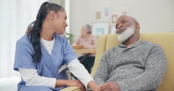 支持和微笑与护士与老人在沙发上的移情 志愿和交谈 在养老院与老年病人和护理人员交谈的保健 退休和康复 — 图库视频影像