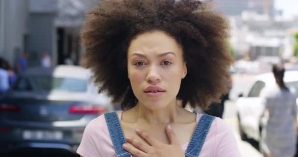 Стрес Сюрприз Обличчя Жінки Місті Новинами Оголошенням Сповіщенням Вулиці Omg — стокове відео