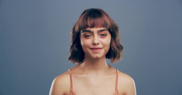 Geste Der Rockhand Gesicht Oder Frau Studio Auf Grauem Hintergrund — Stockvideo