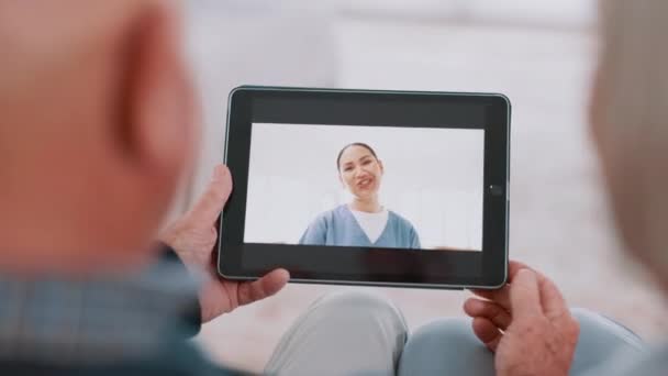 视频通话 医生和资深夫妇提供医疗保健支持 虚拟建议和平板电脑屏幕上的远程保健服务 快乐的女医务人员或护士在数字技术应用上与老年患者交谈 — 图库视频影像