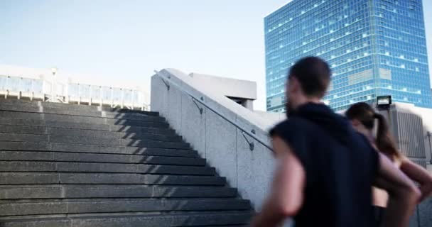 Koşu Fitness Birkaç Arkadaş Şehirde Kardiyo Eğitimi Egzersiz Merdivenlerde Yarış — Stok video