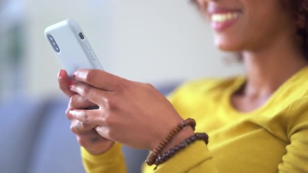 휴대폰에 메시지를 Sms를 보내고 인터넷을 검색하거나 미디어에서 채팅하는 여성의 모바일 — 비디오