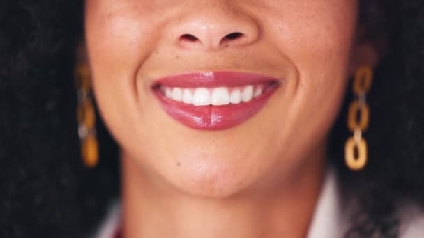Mundhygiejne Closeup Kvinde Smilende Viser Hendes Perfekte Hvide Tænder Selvsikker – Stock-video