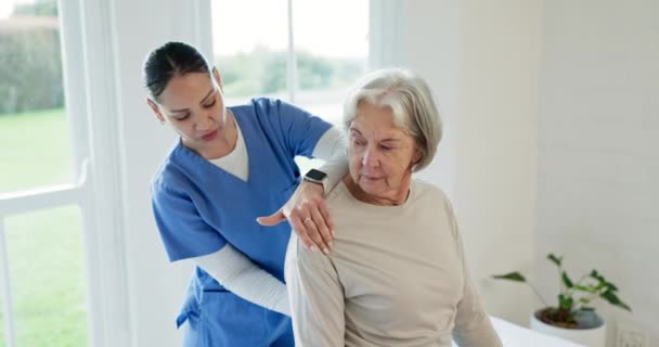 Aiuto Fisioterapia Medico Con Donna Anziana Conversazione Recupero Con Consulenza — Video Stock