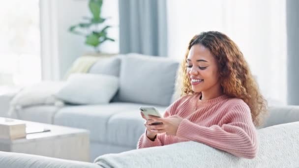 Mujer Feliz Enviando Mensajes Texto Teléfono Mientras Está Sentada Sofá — Vídeos de Stock