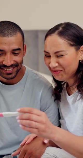 Rumah Pelukan Atau Pasangan Bahagia Dengan Tes Kehamilan Atau Tersenyum — Stok Video