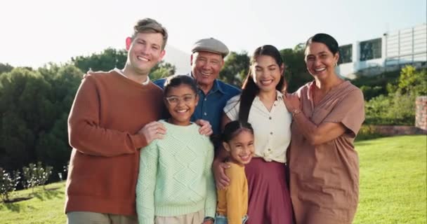 Feliz Cara Una Gran Familia Patio Trasero Con Abrazo Riendo — Vídeos de Stock