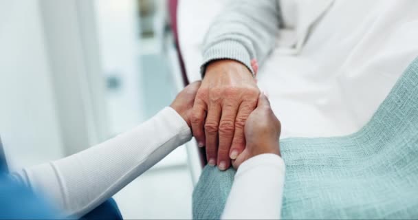 Hände Krankenschwester Und Trost Patientin Mit Krebs Krankheit Oder Krankheit — Stockvideo