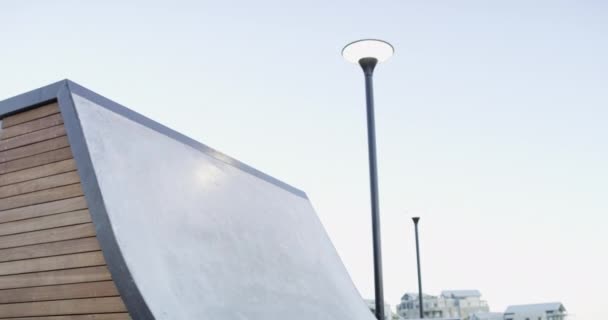 ランプ トリック スキル バランスのためのスケートパークでフィットネス スケートボード エネルギー 健康またはアドレナリン スポーツが付いているスケート 自由および男性のスケーター屋外 — ストック動画