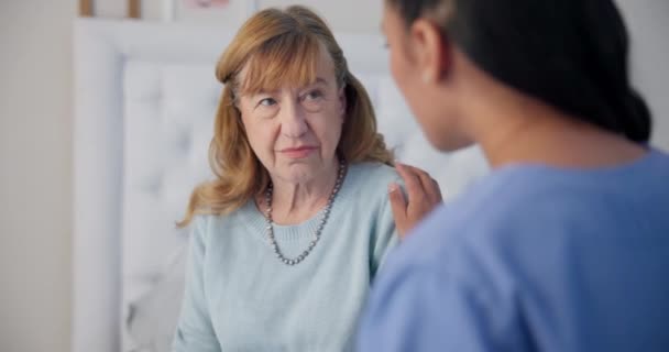Comfort Conversation Nurse Senior Woman Cancer Diagnosis Retirement Home Healthcare — Stock Video