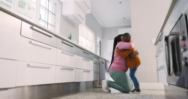 Umarmung Küche Und Schwarzes Familienkind Glückliche Mutter Und Umarmung Bindung — Stockvideo