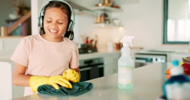 청소를위한 헤드폰과 테이블과 스프레이와 음악과 가정에서 집에서 박테리아 스트리밍 온라인 — 비디오