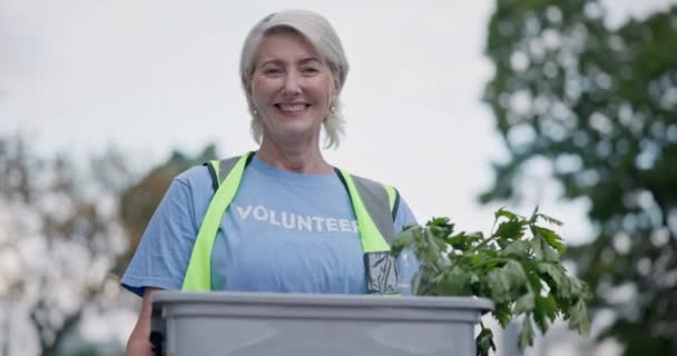 Міський Волонтер Коробка Старша Щаслива Жінка Пожертвуванням Їжі Контейнером Або — стокове відео