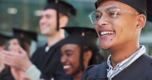セレモニーまたは幸せな卒業生は 達成または成功のためのキャンパスで拍手します 奨学金 大学卒業証書 または笑顔 または学位の拍手で興奮した男性学生の顔 — ストック動画