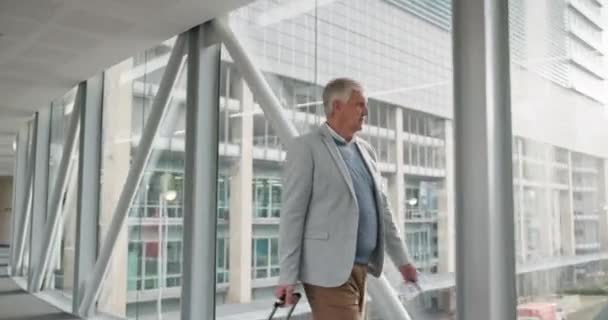 Stary Człowiek Spacery Podróże Pracy Lotniska Konferencji Korporacyjnej Wykonawczej Podróży — Wideo stockowe