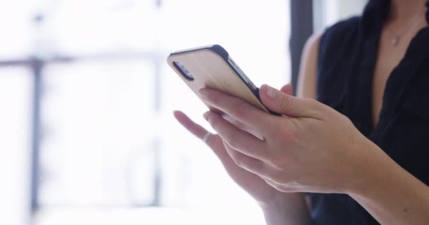 Bizneswoman Telefon Pisanie Zbliżenie Komunikacji Sieciowej Planowania Lub Połączenia Online — Wideo stockowe