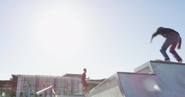 Мужчины Люди Прыжки Скейтборде Открытым Небом Парке Спорта Свободы Тренировок — стоковое видео