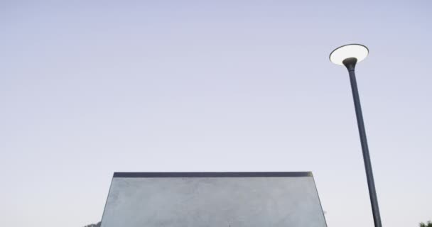 Человек Скейтборд Парк Рампе Балансом Тренировки Тренировки Трюка Экстремальных Видах — стоковое видео