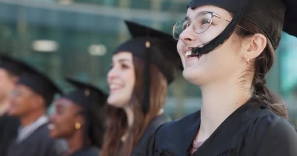 達成または学校の成功のためのキャンパスの卒業生 顔や幸せな女性の学生 スピーチ 大学の目標 または笑顔 プライド または学位の証明書でイベントで笑う卒業生 — ストック動画
