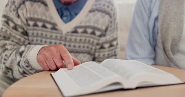 Man Hand Lezing Bijbel Tafel Met Priester Met Religieboek Geestelijke — Stockvideo