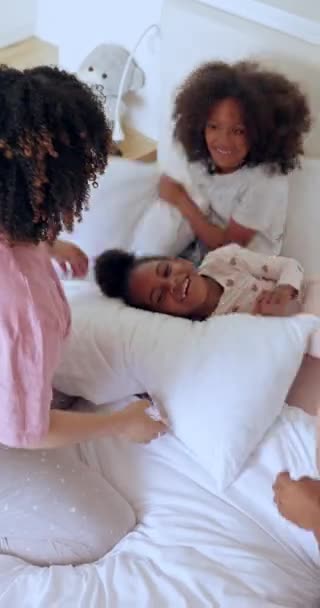 Щаслива Сім Ліжко Подушка Борються Зверху Розваги Гру Язок Своєму — стокове відео