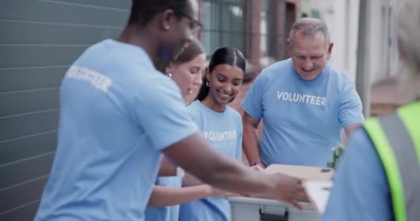 多元化团体 捐赠和志愿服务人员为慈善 非营利或分销目的而打开食品 食品或蔬菜的包装 非营利组织的城市项目 善意和社区 — 图库视频影像