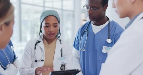 Médecin Personnes Tablette Réunion Planification Chirurgie Rétroaction Traitement Hôpital Recherche — Video