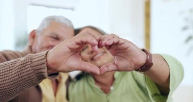 Üst düzey çift, sevgi için evde sevgi, şefkat ve bağlılık. Erkek, kadın ve romantizm işaretinin kapatılması, barış emojisi veya bağlantı, destek veya evlilik veya güvene bağlılık.