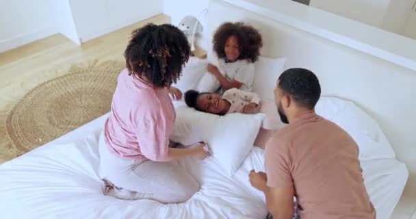 Parents Children Pillow Fight Bed Morning Playing Care Love Together — Stock Video