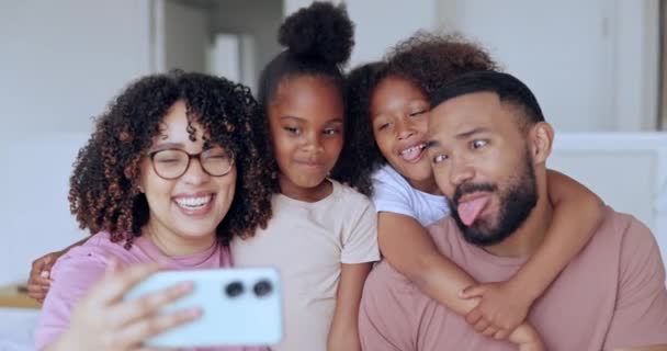 Padres Africanos Niños Selfie Hogar Familia Con Cara Divertida Lengua — Vídeos de Stock