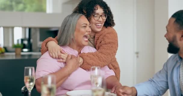 Knuffel Senior Moeder Vrouw Aan Tafel Met Familie Liefde Ondersteuning — Stockvideo
