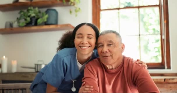 Lykkelig Kvinde Knus Ældrepleje Sundhedspleje Støtte Eller Tillid Til Pensionering – Stock-video