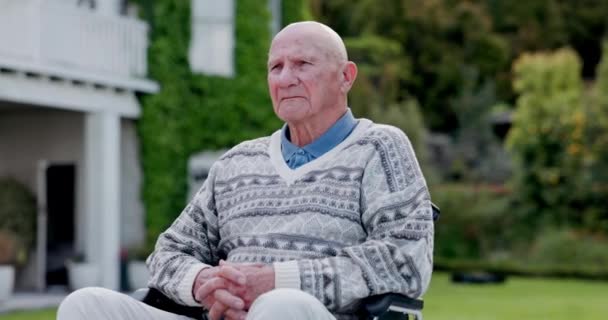 Старший Мужчина Инвалидное Кресло Саду Расслабиться Мышление Улыбка Природы Спокойствие — стоковое видео