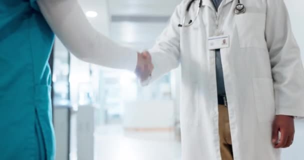 护士和与您握手的诊所欢迎 介绍和入职会议或感谢您 与医院专业人员握手 争取医疗机会 交易和健康成功 — 图库视频影像