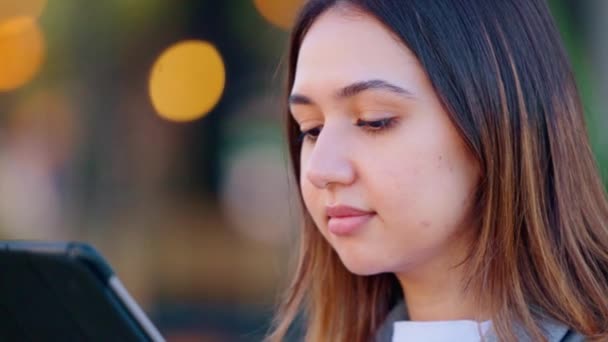 Соціальний Працівник Який Шукає Дітей Молоді Допомагає Онлайн Системі Gps — стокове відео